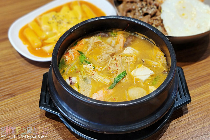 低調隱藏在透天民宅裡的韓式料理,韓式部隊鍋超大份吃起來好過癮!去高美溼地和鰲峰山走跳後可以順便來吃~