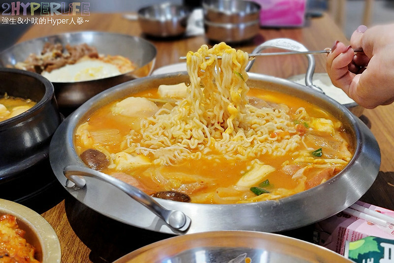 低調隱藏在透天民宅裡的韓式料理,韓式部隊鍋超大份吃起來好過癮!去高美溼地和鰲峰山走跳後可以順便來吃~