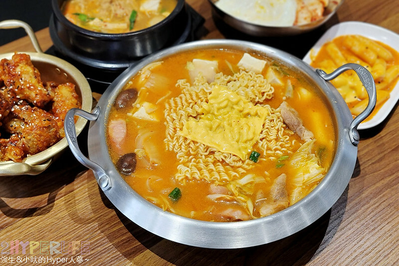 低調隱藏在透天民宅裡的韓式料理,韓式部隊鍋超大份吃起來好過癮!去高美溼地和鰲峰山走跳後可以順便來吃~