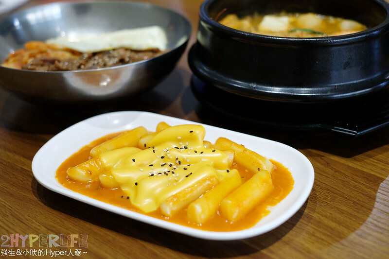 低調隱藏在透天民宅裡的韓式料理,韓式部隊鍋超大份吃起來好過癮!去高美溼地和鰲峰山走跳後可以順便來吃~