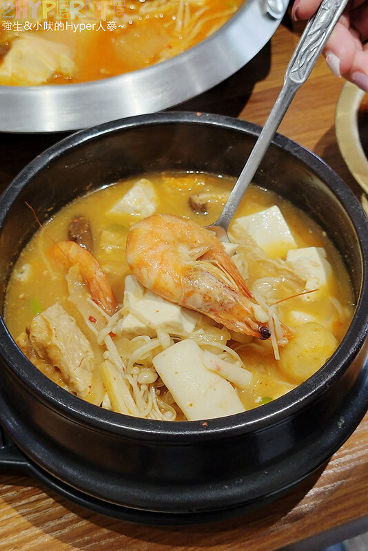 低調隱藏在透天民宅裡的韓式料理,韓式部隊鍋超大份吃起來好過癮!去高美溼地和鰲峰山走跳後可以順便來吃~