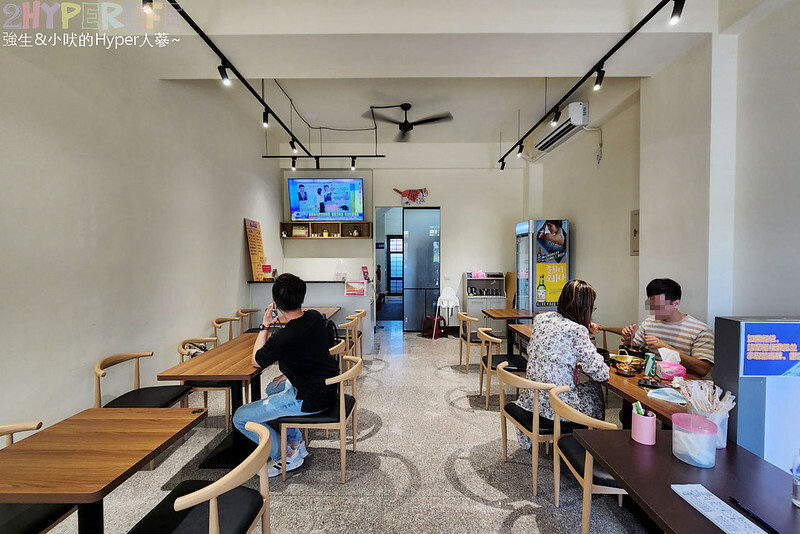 低調隱藏在透天民宅裡的韓式料理,韓式部隊鍋超大份吃起來好過癮!去高美溼地和鰲峰山走跳後可以順便來吃~