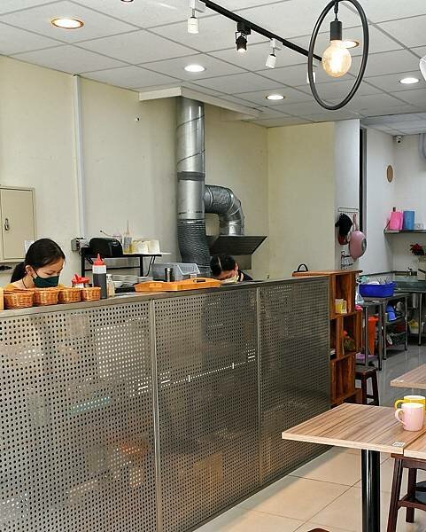 【新北五股】瑞龍早點 | 洲子洋重劃區新型態早餐，中西式早餐新選擇，漢堡、吐司、香酥蛋餅，肉燥飯、大腸麵線，內有菜單