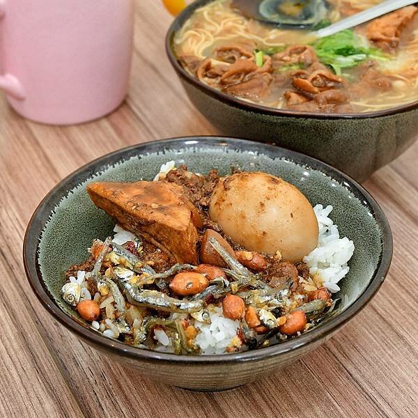 【新北五股】瑞龍早點 | 洲子洋重劃區新型態早餐，中西式早餐新選擇，漢堡、吐司、香酥蛋餅，肉燥飯、大腸麵線，內有菜單