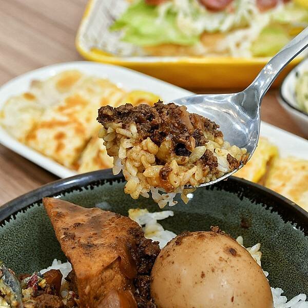 【新北五股】瑞龍早點 | 洲子洋重劃區新型態早餐，中西式早餐新選擇，漢堡、吐司、香酥蛋餅，肉燥飯、大腸麵線，內有菜單