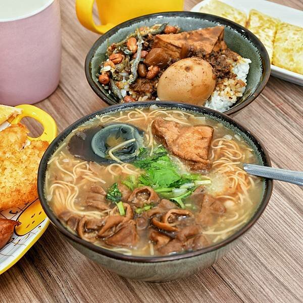 【新北五股】瑞龍早點 | 洲子洋重劃區新型態早餐，中西式早餐新選擇，漢堡、吐司、香酥蛋餅，肉燥飯、大腸麵線，內有菜單