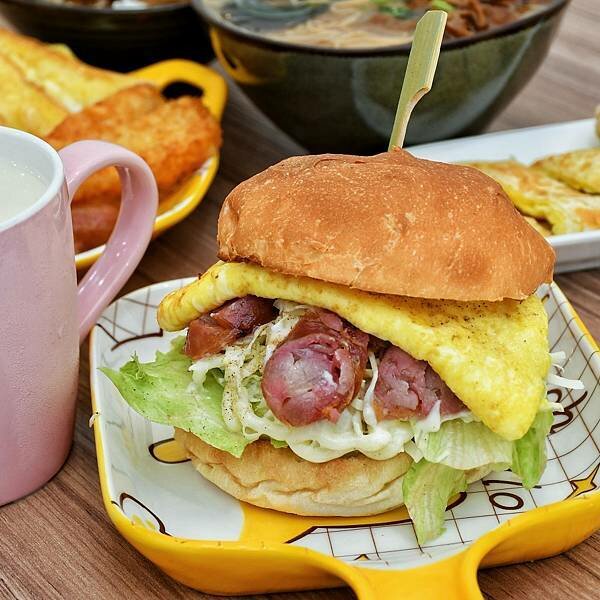 【新北五股】瑞龍早點 | 洲子洋重劃區新型態早餐，中西式早餐新選擇，漢堡、吐司、香酥蛋餅，肉燥飯、大腸麵線，內有菜單