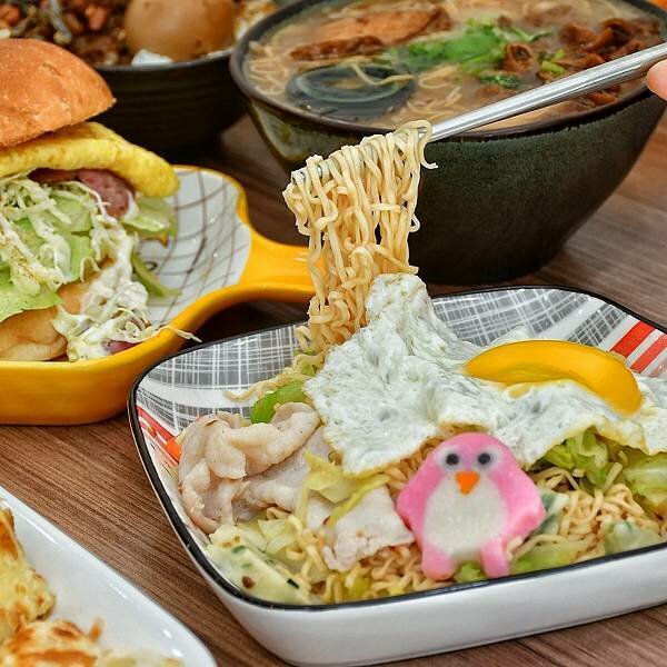 【新北五股】瑞龍早點 | 洲子洋重劃區新型態早餐，中西式早餐新選擇，漢堡、吐司、香酥蛋餅，肉燥飯、大腸麵線，內有菜單