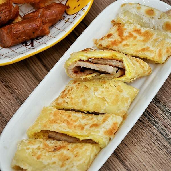 【新北五股】瑞龍早點 | 洲子洋重劃區新型態早餐，中西式早餐新選擇，漢堡、吐司、香酥蛋餅，肉燥飯、大腸麵線，內有菜單