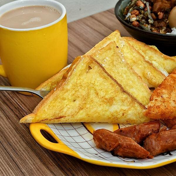 【新北五股】瑞龍早點 | 洲子洋重劃區新型態早餐，中西式早餐新選擇，漢堡、吐司、香酥蛋餅，肉燥飯、大腸麵線，內有菜單