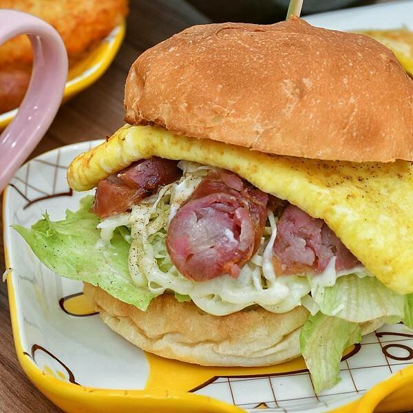 【新北五股】瑞龍早點 | 洲子洋重劃區新型態早餐，中西式早餐新選擇，漢堡、吐司、香酥蛋餅，肉燥飯、大腸麵線，內有菜單