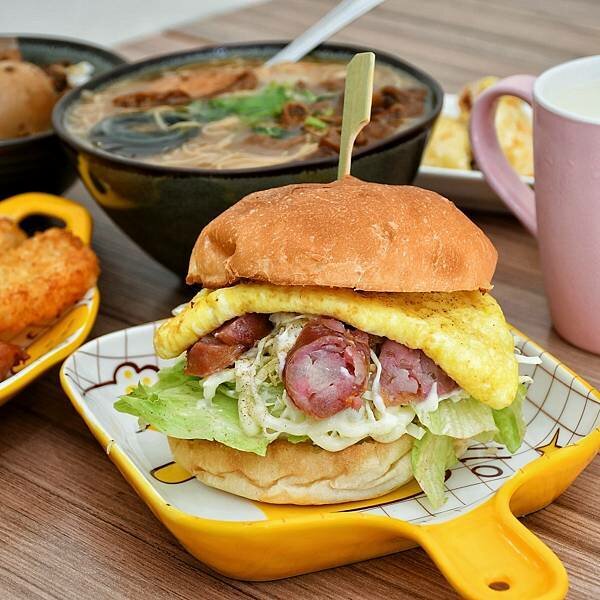 【新北五股】瑞龍早點 | 洲子洋重劃區新型態早餐，中西式早餐新選擇，漢堡、吐司、香酥蛋餅，肉燥飯、大腸麵線，內有菜單