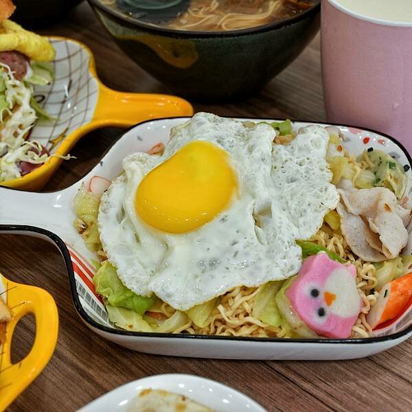 【新北五股】瑞龍早點 | 洲子洋重劃區新型態早餐，中西式早餐新選擇，漢堡、吐司、香酥蛋餅，肉燥飯、大腸麵線，內有菜單