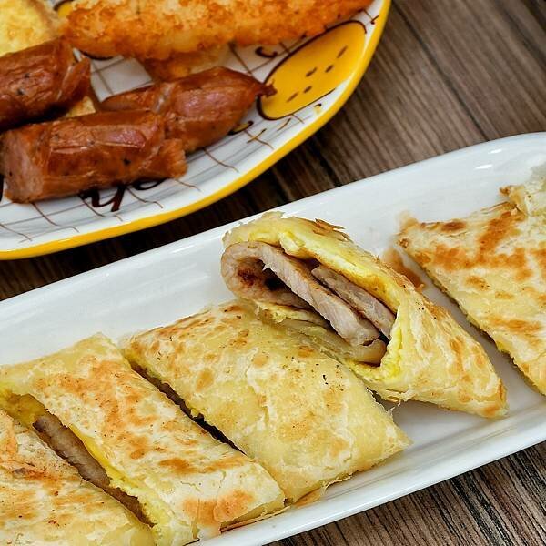 【新北五股】瑞龍早點 | 洲子洋重劃區新型態早餐，中西式早餐新選擇，漢堡、吐司、香酥蛋餅，肉燥飯、大腸麵線，內有菜單