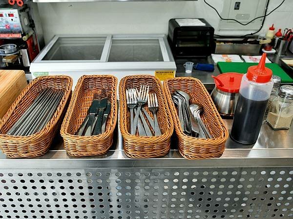 【新北五股】瑞龍早點 | 洲子洋重劃區新型態早餐，中西式早餐新選擇，漢堡、吐司、香酥蛋餅，肉燥飯、大腸麵線，內有菜單