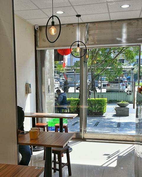 【新北五股】瑞龍早點 | 洲子洋重劃區新型態早餐，中西式早餐新選擇，漢堡、吐司、香酥蛋餅，肉燥飯、大腸麵線，內有菜單