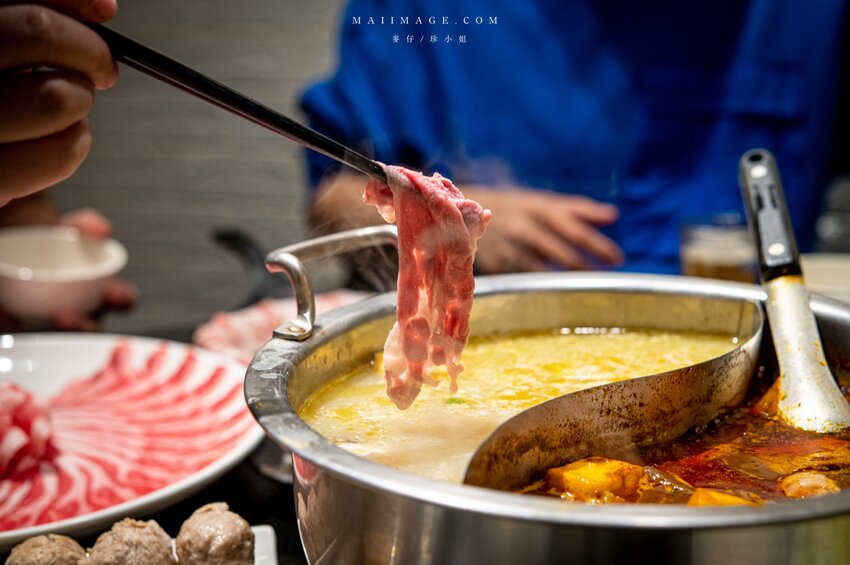 台北美食|辣鼎記麻辣火鍋。原.辣上癮 麻辣鴛鴦~麻辣鴨血豆腐無限續加超過癮,不吃辣香菜皮蛋湯頭也必點