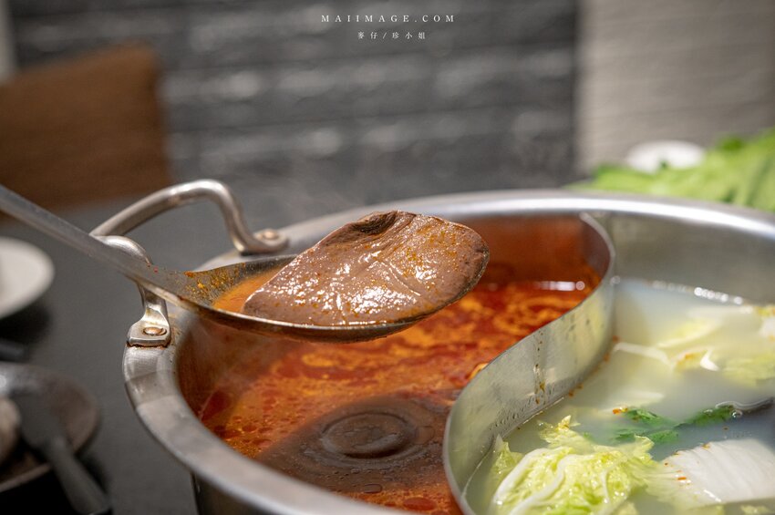 台北美食|辣鼎記麻辣火鍋。原.辣上癮 麻辣鴛鴦~麻辣鴨血豆腐無限續加超過癮,不吃辣香菜皮蛋湯頭也必點