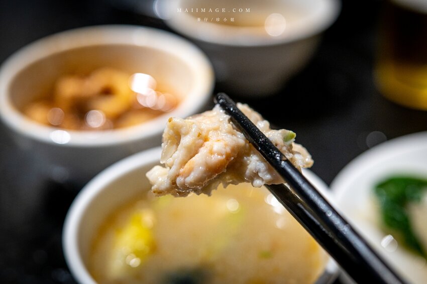 台北美食|辣鼎記麻辣火鍋。原.辣上癮 麻辣鴛鴦~麻辣鴨血豆腐無限續加超過癮,不吃辣香菜皮蛋湯頭也必點