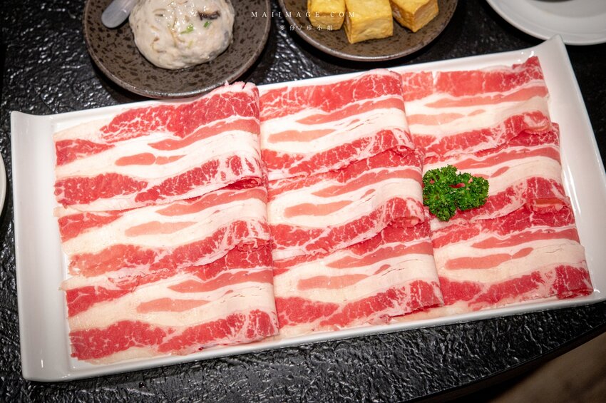 台北美食|辣鼎記麻辣火鍋。原.辣上癮 麻辣鴛鴦~麻辣鴨血豆腐無限續加超過癮,不吃辣香菜皮蛋湯頭也必點