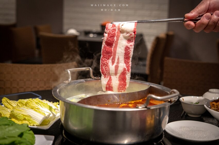 台北美食|辣鼎記麻辣火鍋。原.辣上癮 麻辣鴛鴦~麻辣鴨血豆腐無限續加超過癮,不吃辣香菜皮蛋湯頭也必點