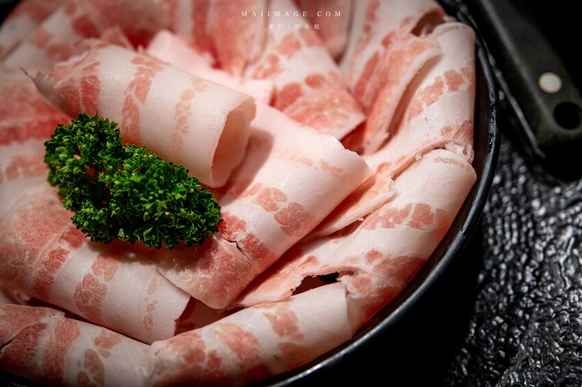 台北美食|辣鼎記麻辣火鍋。原.辣上癮 麻辣鴛鴦~麻辣鴨血豆腐無限續加超過癮,不吃辣香菜皮蛋湯頭也必點