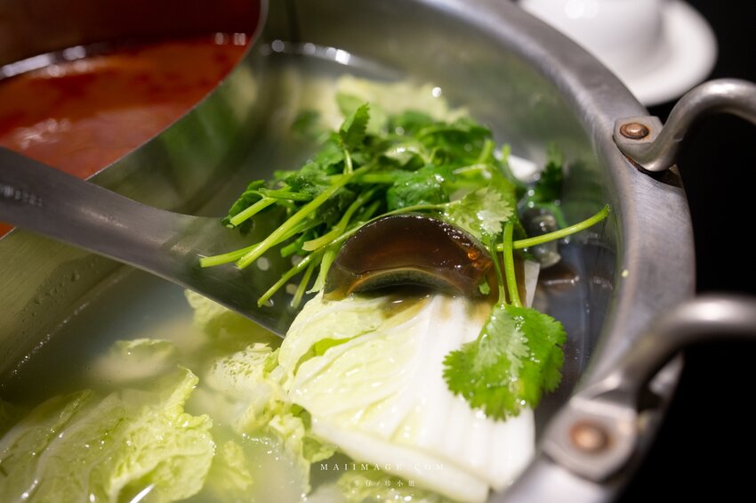 台北美食|辣鼎記麻辣火鍋。原.辣上癮 麻辣鴛鴦~麻辣鴨血豆腐無限續加超過癮,不吃辣香菜皮蛋湯頭也必點