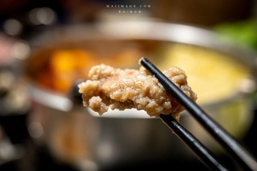 台北美食|辣鼎記麻辣火鍋。原.辣上癮 麻辣鴛鴦~麻辣鴨血豆腐無限續加超過癮,不吃辣香菜皮蛋湯頭也必點