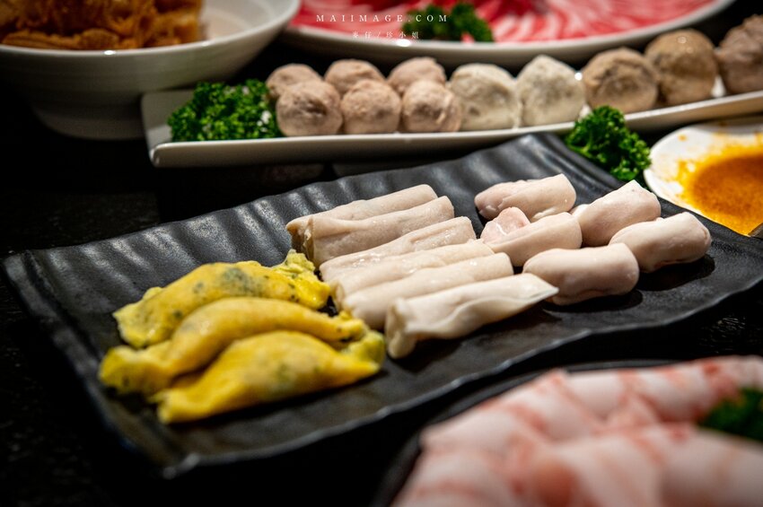 台北美食|辣鼎記麻辣火鍋。原.辣上癮 麻辣鴛鴦~麻辣鴨血豆腐無限續加超過癮,不吃辣香菜皮蛋湯頭也必點