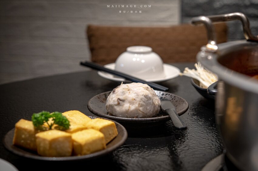 台北美食|辣鼎記麻辣火鍋。原.辣上癮 麻辣鴛鴦~麻辣鴨血豆腐無限續加超過癮,不吃辣香菜皮蛋湯頭也必點