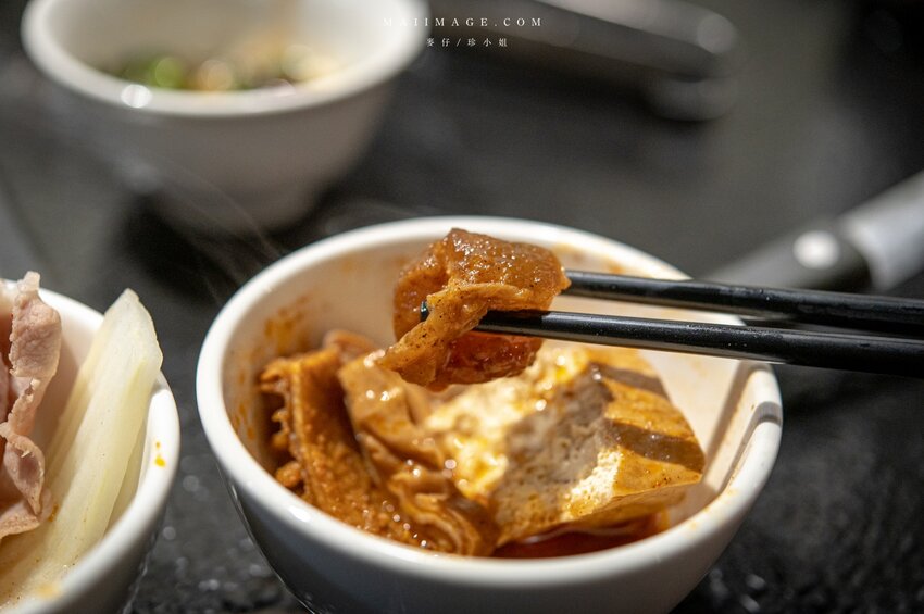台北美食|辣鼎記麻辣火鍋。原.辣上癮 麻辣鴛鴦~麻辣鴨血豆腐無限續加超過癮,不吃辣香菜皮蛋湯頭也必點