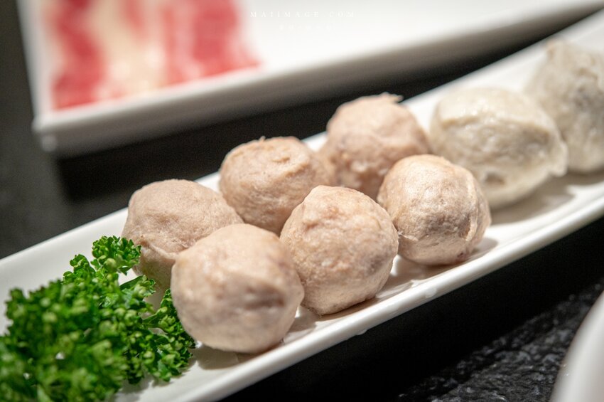 台北美食|辣鼎記麻辣火鍋。原.辣上癮 麻辣鴛鴦~麻辣鴨血豆腐無限續加超過癮,不吃辣香菜皮蛋湯頭也必點