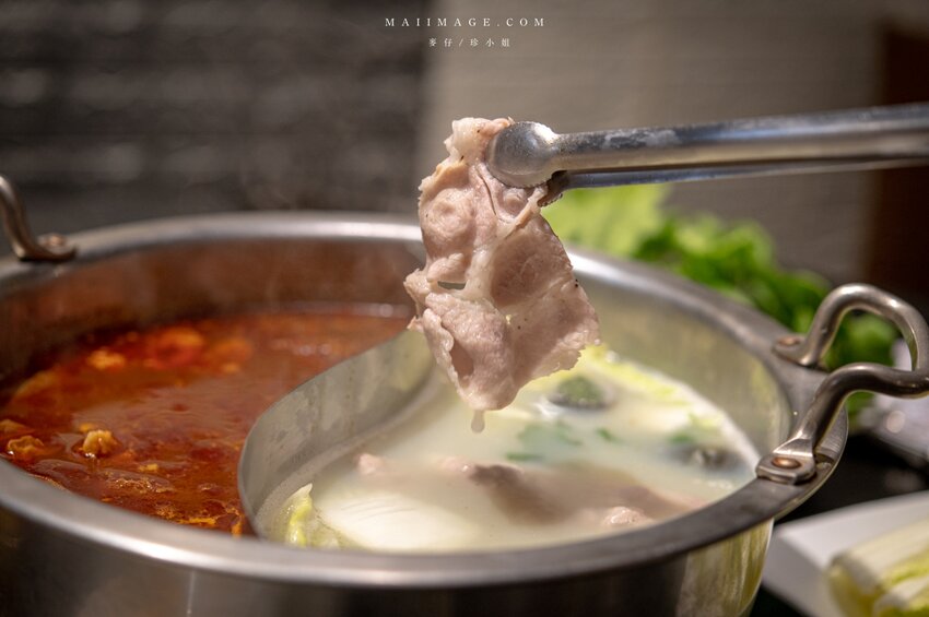 台北美食|辣鼎記麻辣火鍋。原.辣上癮 麻辣鴛鴦~麻辣鴨血豆腐無限續加超過癮,不吃辣香菜皮蛋湯頭也必點