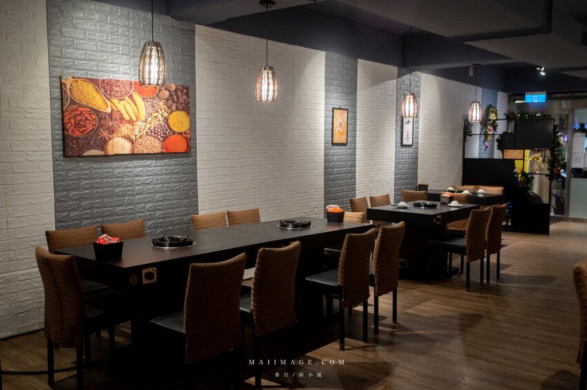 台北美食|辣鼎記麻辣火鍋。原.辣上癮 麻辣鴛鴦~麻辣鴨血豆腐無限續加超過癮,不吃辣香菜皮蛋湯頭也必點