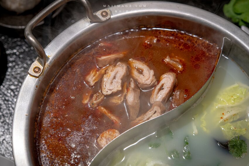 台北美食|辣鼎記麻辣火鍋。原.辣上癮 麻辣鴛鴦~麻辣鴨血豆腐無限續加超過癮,不吃辣香菜皮蛋湯頭也必點
