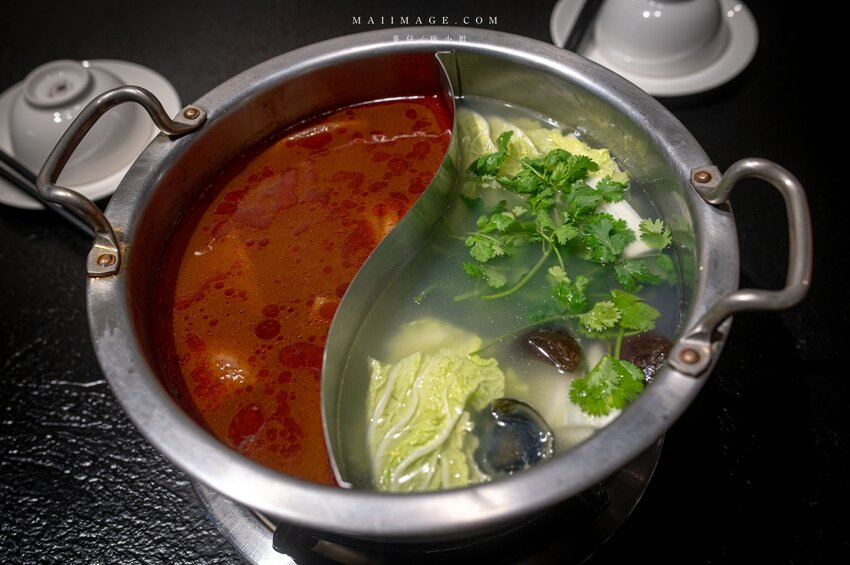 台北美食|辣鼎記麻辣火鍋。原.辣上癮 麻辣鴛鴦~麻辣鴨血豆腐無限續加超過癮,不吃辣香菜皮蛋湯頭也必點