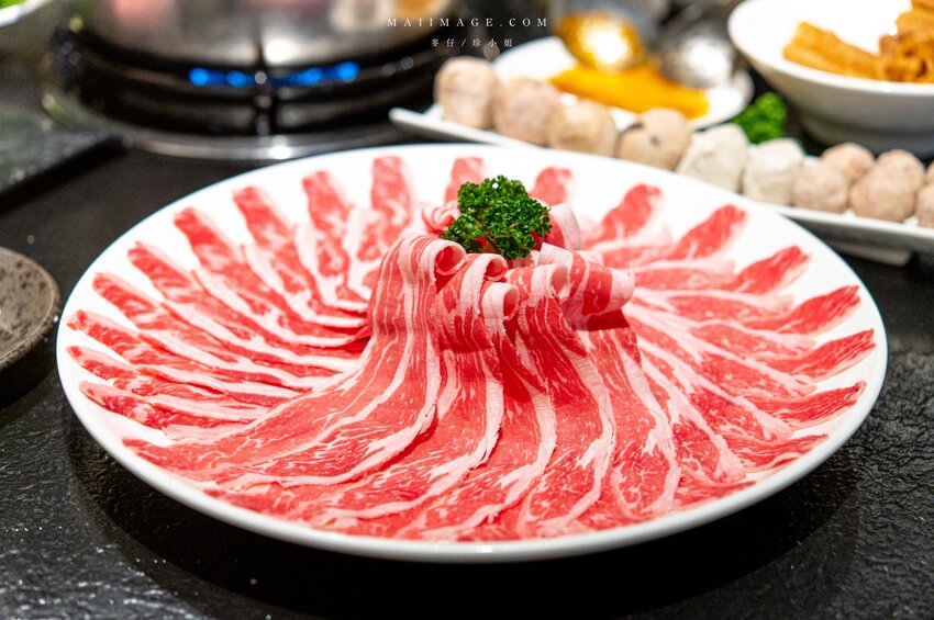 台北美食|辣鼎記麻辣火鍋。原.辣上癮 麻辣鴛鴦~麻辣鴨血豆腐無限續加超過癮,不吃辣香菜皮蛋湯頭也必點