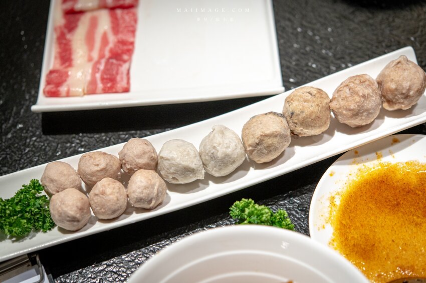 台北美食|辣鼎記麻辣火鍋。原.辣上癮 麻辣鴛鴦~麻辣鴨血豆腐無限續加超過癮,不吃辣香菜皮蛋湯頭也必點