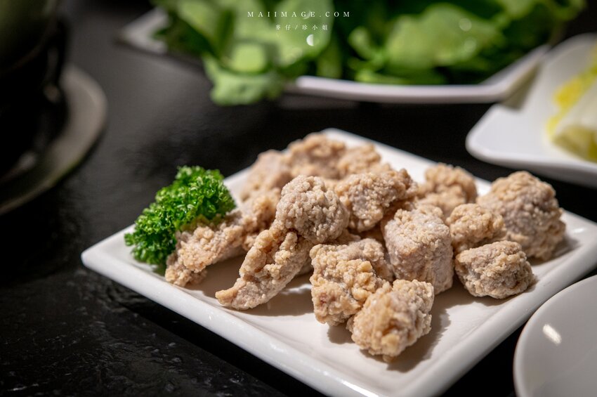 台北美食|辣鼎記麻辣火鍋。原.辣上癮 麻辣鴛鴦~麻辣鴨血豆腐無限續加超過癮,不吃辣香菜皮蛋湯頭也必點