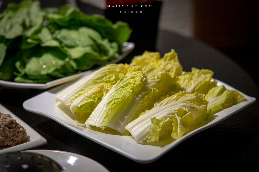 台北美食|辣鼎記麻辣火鍋。原.辣上癮 麻辣鴛鴦~麻辣鴨血豆腐無限續加超過癮,不吃辣香菜皮蛋湯頭也必點