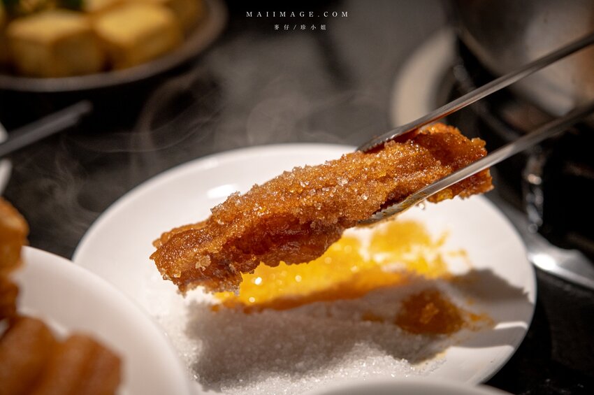 台北美食|辣鼎記麻辣火鍋。原.辣上癮 麻辣鴛鴦~麻辣鴨血豆腐無限續加超過癮,不吃辣香菜皮蛋湯頭也必點