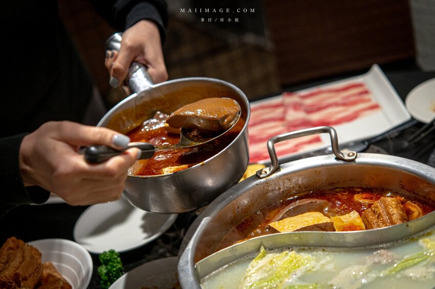 台北美食|辣鼎記麻辣火鍋。原.辣上癮 麻辣鴛鴦~麻辣鴨血豆腐無限續加超過癮,不吃辣香菜皮蛋湯頭也必點