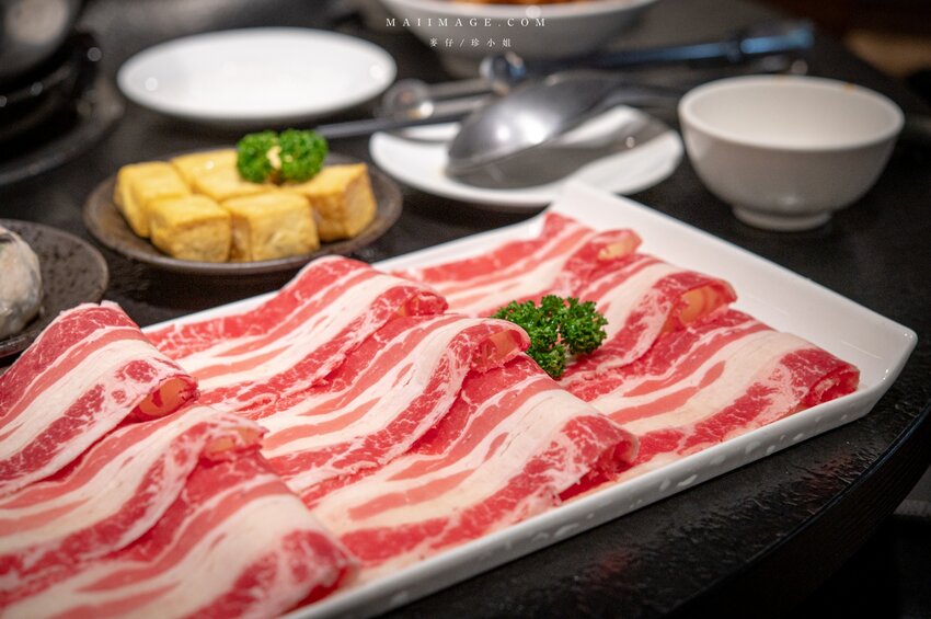 台北美食|辣鼎記麻辣火鍋。原.辣上癮 麻辣鴛鴦~麻辣鴨血豆腐無限續加超過癮,不吃辣香菜皮蛋湯頭也必點