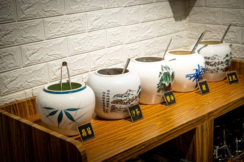 台北美食|辣鼎記麻辣火鍋。原.辣上癮 麻辣鴛鴦~麻辣鴨血豆腐無限續加超過癮,不吃辣香菜皮蛋湯頭也必點