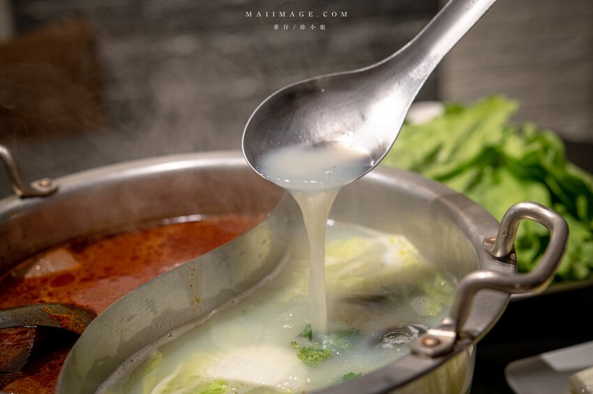 台北美食|辣鼎記麻辣火鍋。原.辣上癮 麻辣鴛鴦~麻辣鴨血豆腐無限續加超過癮,不吃辣香菜皮蛋湯頭也必點