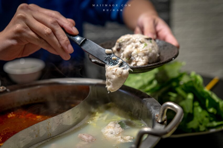 台北美食|辣鼎記麻辣火鍋。原.辣上癮 麻辣鴛鴦~麻辣鴨血豆腐無限續加超過癮,不吃辣香菜皮蛋湯頭也必點