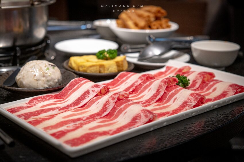 台北美食|辣鼎記麻辣火鍋。原.辣上癮 麻辣鴛鴦~麻辣鴨血豆腐無限續加超過癮,不吃辣香菜皮蛋湯頭也必點