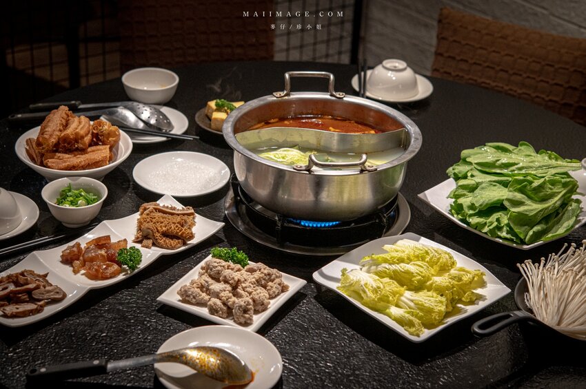 台北美食|辣鼎記麻辣火鍋。原.辣上癮 麻辣鴛鴦~麻辣鴨血豆腐無限續加超過癮,不吃辣香菜皮蛋湯頭也必點