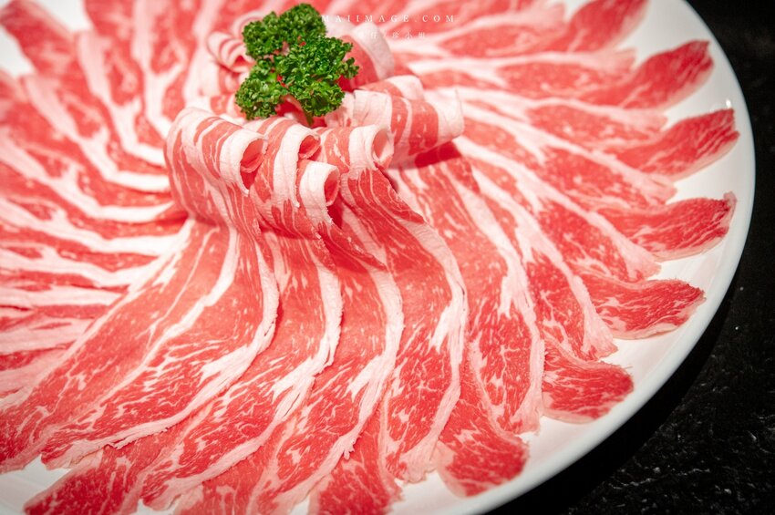 台北美食|辣鼎記麻辣火鍋。原.辣上癮 麻辣鴛鴦~麻辣鴨血豆腐無限續加超過癮,不吃辣香菜皮蛋湯頭也必點