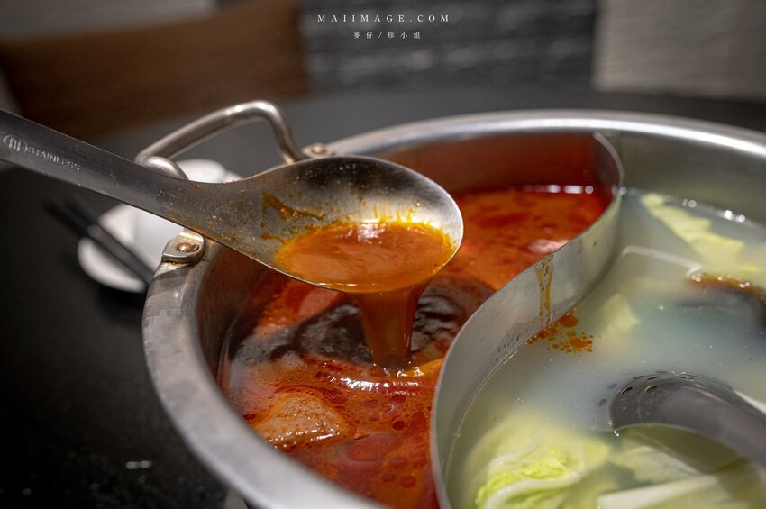 台北美食|辣鼎記麻辣火鍋。原.辣上癮 麻辣鴛鴦~麻辣鴨血豆腐無限續加超過癮,不吃辣香菜皮蛋湯頭也必點